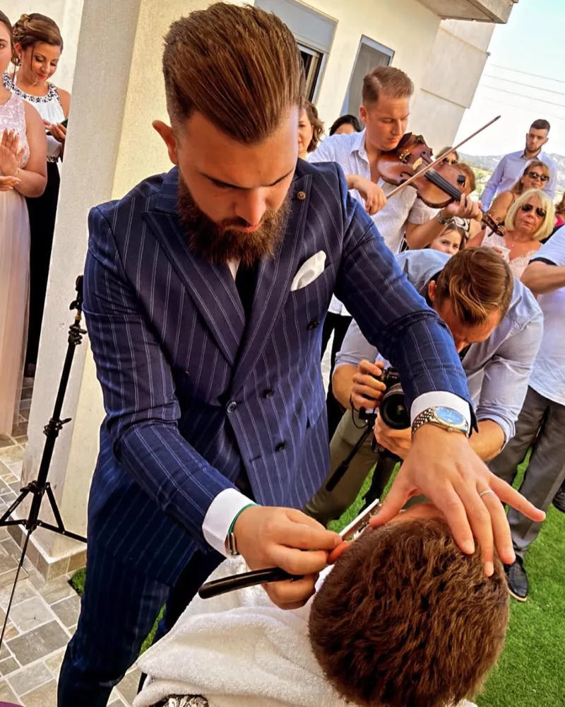 Taille de barbe par un barbier chez Tony&Son