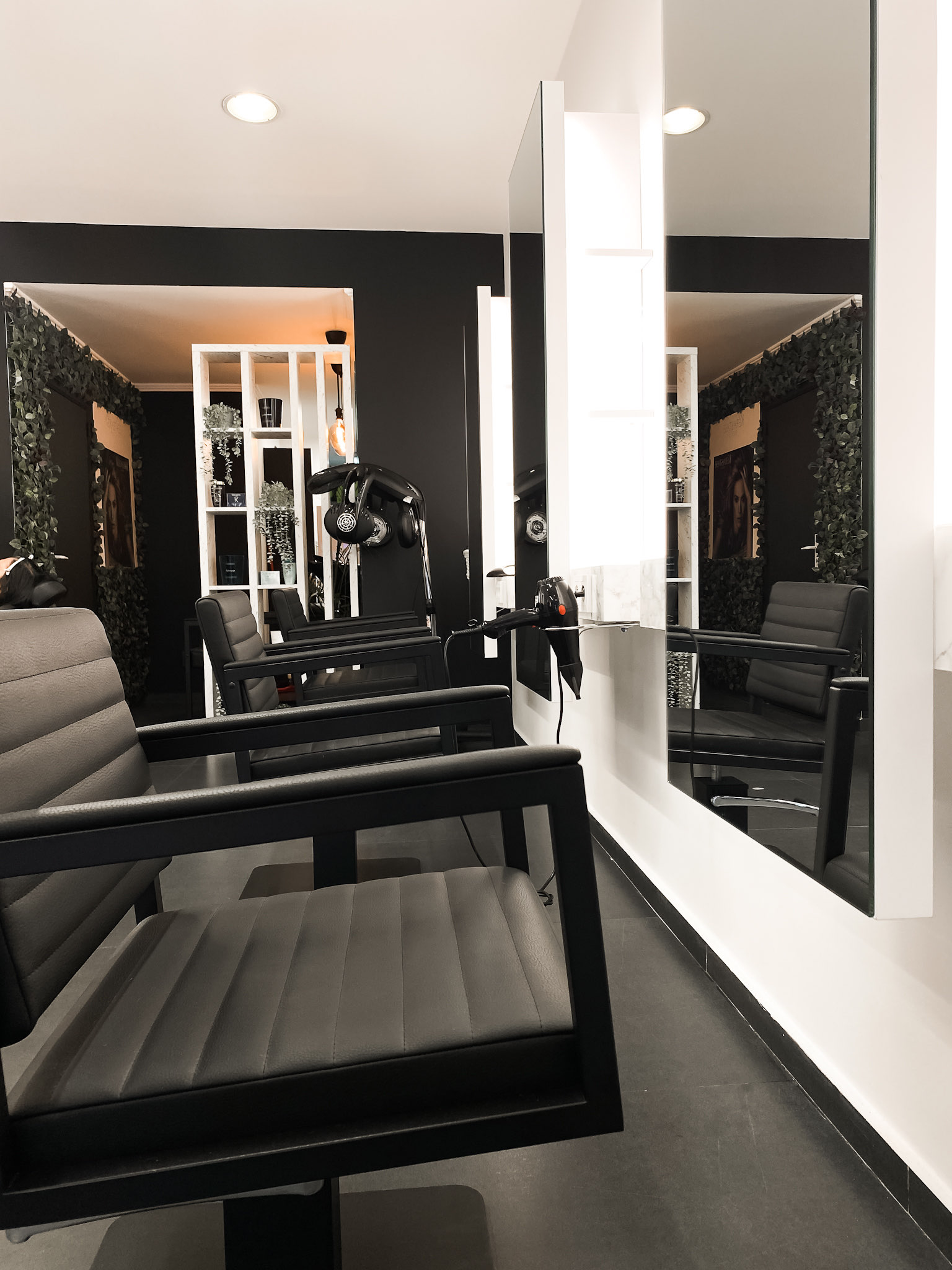 Coiffeur travaillant sur une cliente chez Tony&Son Bruxelles